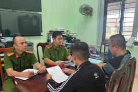 Công an xã An Nhơn Tây tiếp nhận 2 công dân về trở về nước sau khi thoát khỏi ổ lừa đảo trực tuyến ở Campuchia.