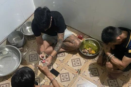 Cơ quan Công an bắt quả tang 3 đối tượng tổ chức sử dụng trái phép chất ma túy tại một ngôi nhà trên địa bàn phường Hoài Nhơn Đông.