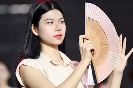 Thí sinh miệt mài tập luyện tới nửa đêm cho chung kết Hoa hậu Việt Nam