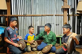 Âm thầm truyền dạy cồng chiêng cho lớp trẻ