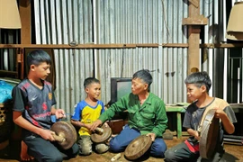Âm thầm truyền dạy cồng chiêng cho lớp trẻ