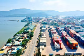 Cao tốc Quy Nhơn-Pleiku hình thành sẽ thu hút các hãng tàu mở tuyến dịch vụ trực tiếp tại cảng biển Quy Nhơn để tiếp nhận hàng hóa xuất nhập khẩu. Ảnh: Minh Phương