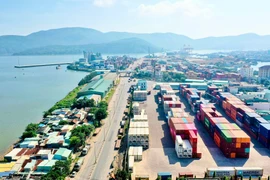 Cao tốc Quy Nhơn-Pleiku hình thành sẽ thu hút các hãng tàu mở tuyến dịch vụ trực tiếp tại cảng biển Quy Nhơn để tiếp nhận hàng hóa xuất nhập khẩu. Ảnh: Minh Phương