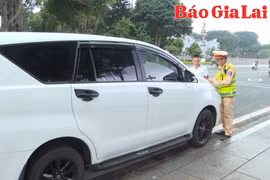 Chấn chỉnh tình trạng xe ô tô đậu đỗ dưới lòng đường xung quanh Quảng trường Đại Đoàn Kết