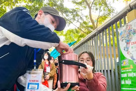 Ấm lòng 'Bếp cháo 0 đồng' cho bệnh nhân nghèo