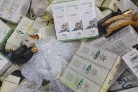 Đà Lạt: Đổ trộm hàng trăm chai mỹ phẩm, thực phẩm chức năng ở bãi rác bên đường