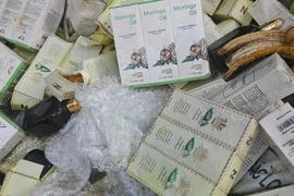 Đà Lạt: Đổ trộm hàng trăm chai mỹ phẩm, thực phẩm chức năng ở bãi rác bên đường