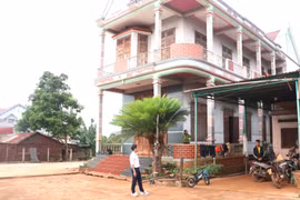 Nhờ thay đổi tư duy sản xuất, đời sống gia đình bà Đinh Bom đã thay đổi nhanh chóng với thu nhập hàng năm trên 500 triệu đồng. Ảnh: N.Q