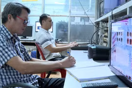 Các kỹ thuật viên của Báo Gia Lai trực truyền dẫn phát sóng trên trạm Hàm Rồng. Ảnh_ Thanh Sáng