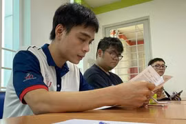 Tài xế xe ôm công nghệ quyết tâm lấy bằng đại học ở tuổi 30