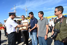 Bộ Tư lệnh Vùng 2 Hải quân tặng giấy khen cho các nhà báo, phóng viên hoàn thành chuyến thăm, chúc Tết cán bộ, chiến sĩ Nhà giàn DK1. Ảnh: N.Q 