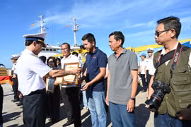 Bộ Tư lệnh Vùng 2 Hải quân tặng giấy khen cho các nhà báo, phóng viên hoàn thành chuyến thăm, chúc Tết cán bộ, chiến sĩ Nhà giàn DK1. Ảnh: N.Q 