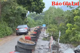 Nguy cơ mất an toàn giao thông ở điểm sạt lở tại thị trấn Ia Ly, huyện Chư Păh