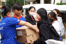 Tất bật vận chuyển vật phẩm tiếp sức thí sinh