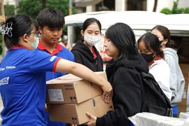 Tất bật vận chuyển vật phẩm tiếp sức thí sinh