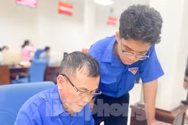 Tuổi trẻ Gia Lai thường trực hỗ trợ người dân những ngày đầu thực hiện chính quyền 2 cấp