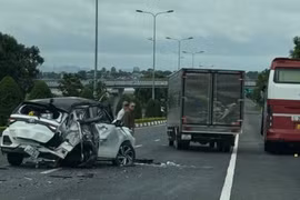 Xe khách tông xe con trên cao tốc Liên Khương - Prenn, 5 người trong gia đình bị thương