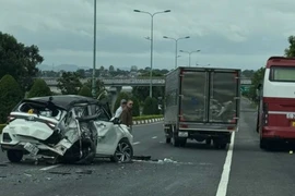 Xe khách tông xe con trên cao tốc Liên Khương - Prenn, 5 người trong gia đình bị thương