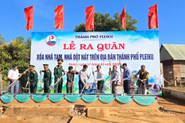 Thành phố Pleiku ra quân xóa nhà tạm, nhà dột nát trên địa bàn. Ảnh: P.D