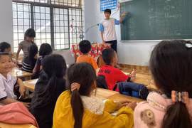 Nhóm học sinh làm mùa hè đáng nhớ cho trẻ em vùng cao