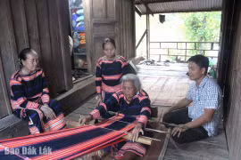 Giữ nghề dệt thổ cẩm nơi vùng biên