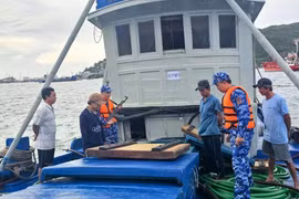 Cảnh sát biển bắt giữ tàu TG-93998 TS đang vận chuyển khoảng 25.000 lít dầu không rõ nguồn gốc