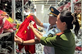Kiểm tra đột xuất một cơ sở kinh doanh, phát hiện hơn 35.000 bộ quần áo giả mạo nhãn hiệu