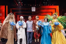 Hoa hậu Bùi Quỳnh Hoa chiếm trọn spotlight