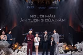 Siêu mẫu Võ Hoàng Yến nhận giải Người mẫu cống hiến của năm