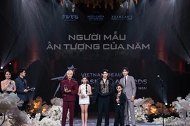 Siêu mẫu Võ Hoàng Yến nhận giải Người mẫu cống hiến của năm