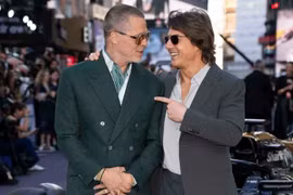Tom Cruise và Brad Pitt tái hợp thảm đỏ sau 24 năm
