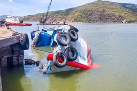 Tàu lật ở cầu cảng Quy Nhơn, 50 tấn hàng chìm xuống nước