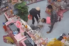 Hai đối tượng dùng dao khống chế nữ nhân viên cửa hàng thời trang