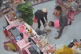 Hai đối tượng dùng dao khống chế nữ nhân viên cửa hàng thời trang