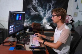 Anh Trần Thiên Ưng-Giám đốc Thiên Ưng Media ứng dụng AI để hỗ trợ trong công tác sản xuất video. Ảnh: H.H