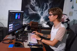 Anh Trần Thiên Ưng-Giám đốc Thiên Ưng Media ứng dụng AI để hỗ trợ trong công tác sản xuất video. Ảnh: H.H