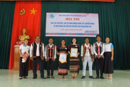 Chị Kpă H’Chuên (thứ 4 từ phải sang) cùng các thành viên “Tổ truyền thông cộng đồng” thôn Mơ Nang 2 (xã Kim Tân) giành giải nhất hội thi trong khuôn khổ Dự án 8 do Hội LHPN huyện Ia Pa tổ chức. Ảnh: V.C