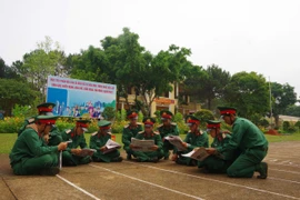 Các chiến sĩ Lữ đoàn Pháo phòng không 234 trong giờ đọc báo. Ảnh: đơn vị cung cấp.