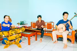 Chuyện những người “giữ lửa” nhạc cụ dân tộc