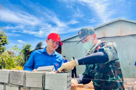 Cán bộ Đoàn, ĐVTN cùng lực lượng quân đội đóng góp ngày công để đẩy nhanh tiến độ thi công nhà ở cho người dân. Ảnh: P.L