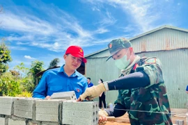 Cán bộ Đoàn, ĐVTN cùng lực lượng quân đội đóng góp ngày công để đẩy nhanh tiến độ thi công nhà ở cho người dân. Ảnh: P.L