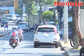 Cần kiên quyết xử lý xe ô tô đậu đỗ tràn lan dưới lòng đường 