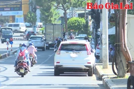 Cần kiên quyết xử lý xe ô tô đậu đỗ tràn lan dưới lòng đường 