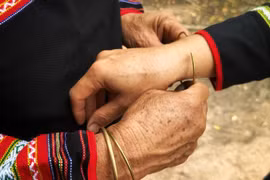 Không chỉ đơn thuần là trang sức, vòng tay đồng còn được người Jrai xem là vật phẩm mang lại may mắn cho người đeo. Ảnh: L.H