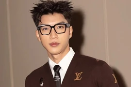HIEUTHUHAI là nghệ sĩ Việt duy nhất đến Pháp dự sự kiện của Louis Vuitton