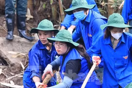 Tuổi trẻ Nghệ An dầm mình dưới nước nạo vét, làm sạch khe suối