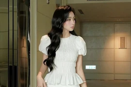 Tạo điểm nhấn cho eo thon với áo peplum trắng