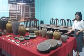 Tặng Bảo tàng Đắk Nông 284 tư liệu, hiện vật