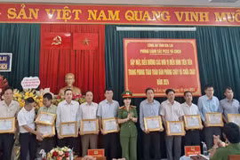 Tặng giấy khen cho 22 tập thể, cá nhân trong phong trào toàn dân phòng cháy chữa cháy