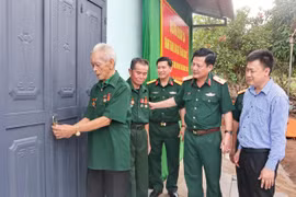 Quân đoàn 34 bàn giao 2 căn nhà cho hộ gia đình có hoàn cảnh khó khăn